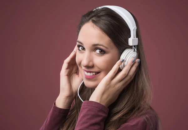 Mulher alegre com fones de ouvido brancos — Fotografia de Stock