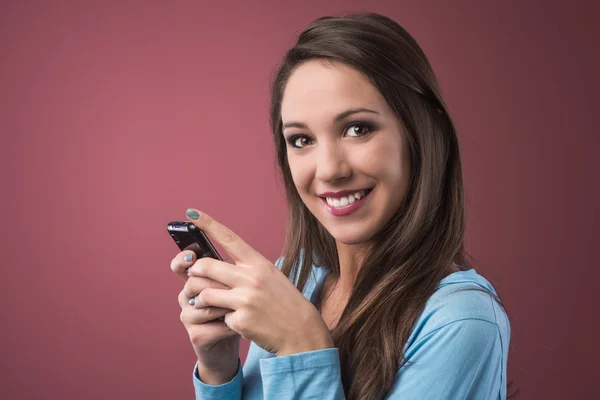 Menina adolescente mensagens de texto com smartphone — Fotografia de Stock