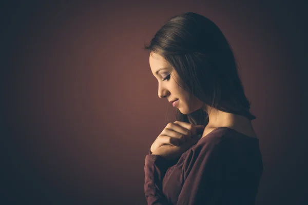 Jovem mulher olhando para baixo — Fotografia de Stock