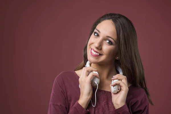 Усміхнена жінка з навушниками — стокове фото