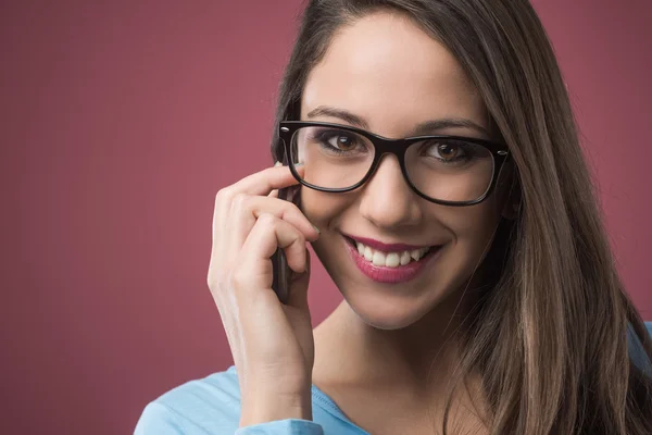 Roztomilá dívka na telefonu — Stock fotografie