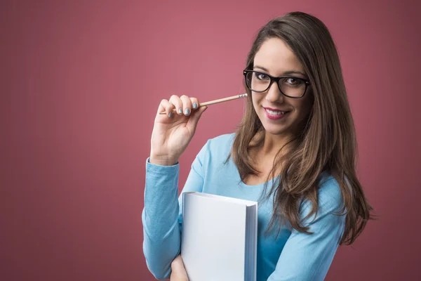 Studente intelligente con libri — Foto Stock