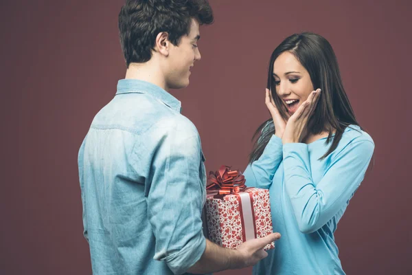 Woman receiving gift — Stock Photo, Image