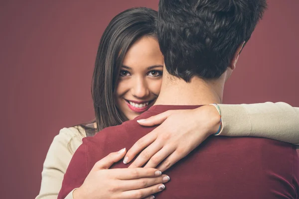 Vrouw knuffelen haar vriend — Stockfoto