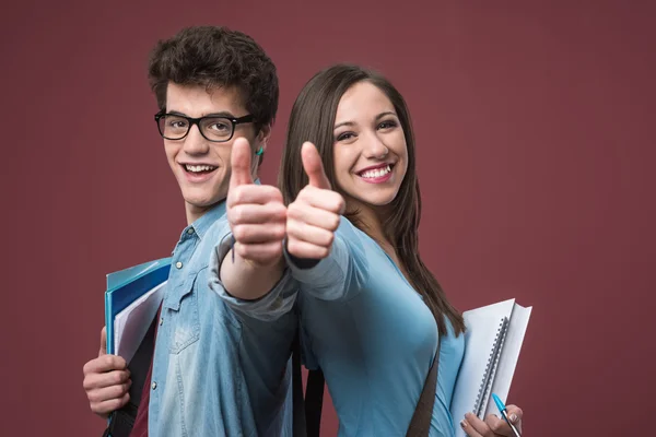 Estudantes mostrando polegares para cima — Fotografia de Stock