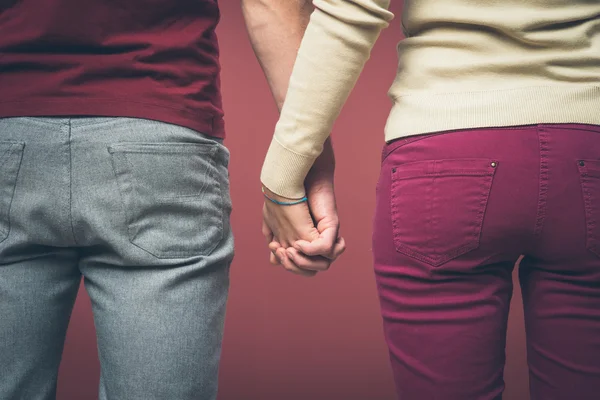 Liefdevol paar hand in hand — Stockfoto