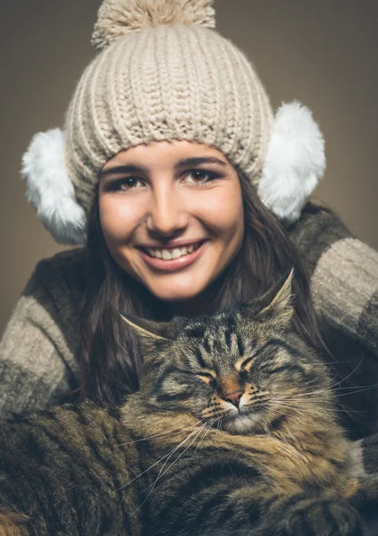 고양이 함께 아름 다운 여자 — 스톡 사진