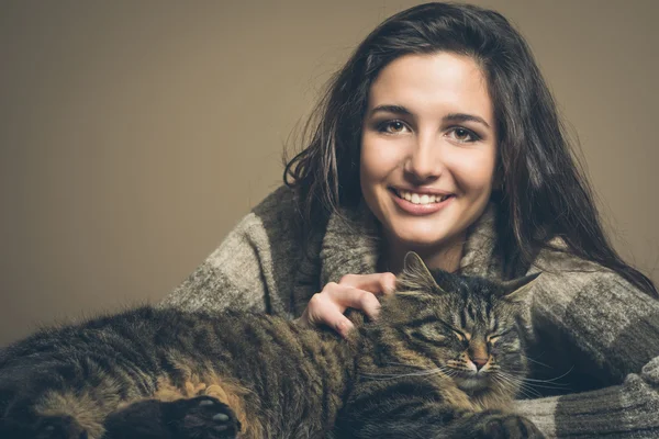 Mulher abraçando um gato — Fotografia de Stock