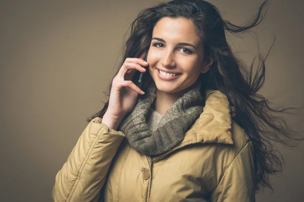 Leende kvinna med smart telefon — Stockfoto