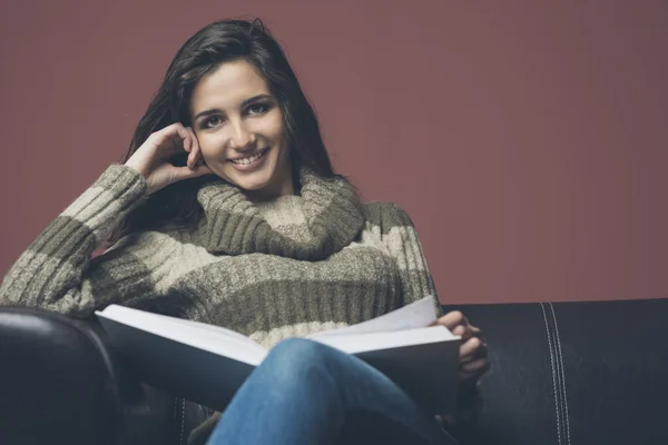 Young woman reading a book — Stock Photo, Image