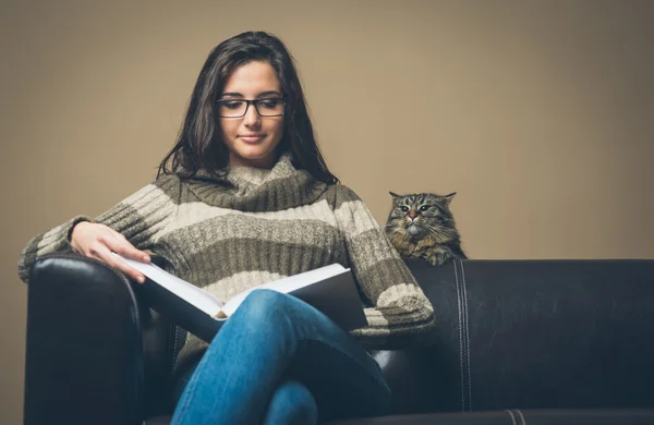 Mulher leitura livro com gato — Fotografia de Stock