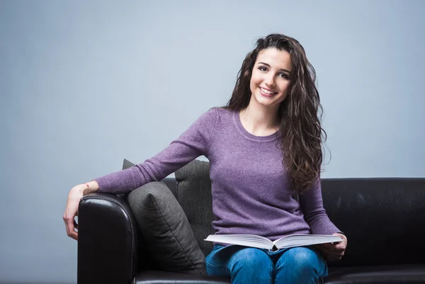 Giovane donna che legge un libro — Foto Stock