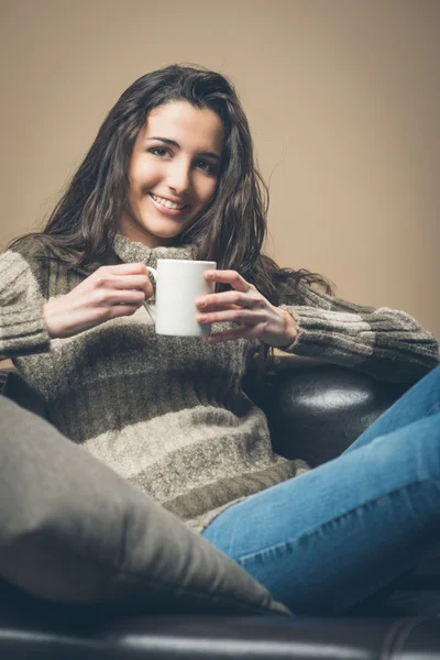 Leende kvinna dricka kaffe — Stockfoto