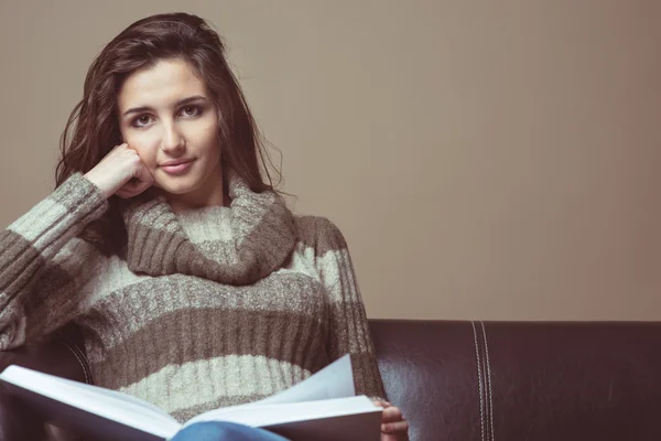 Fiatal nő olvas egy könyvet — Stock Fotó