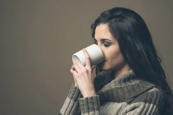 Beatiful woman having hot drink — Stock Photo, Image