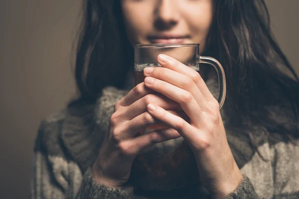 아름 다운 여 자가 뜨거운 음료를 데 — 스톡 사진