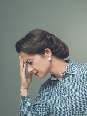 Kadın alnına dokunmak baş ağrısı ile