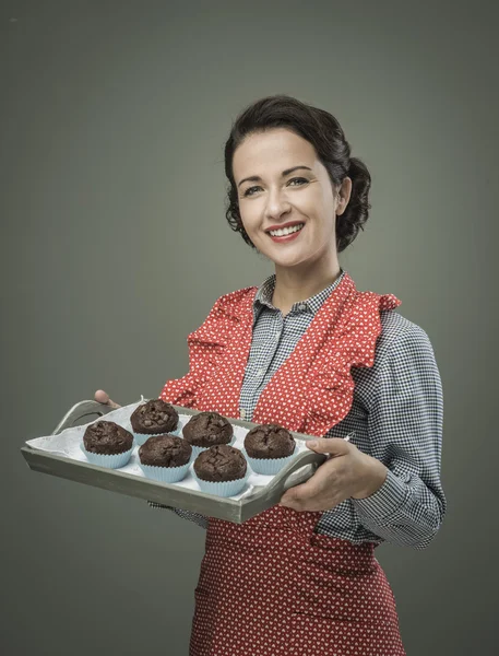 Donna che serve muffin al cioccolato fatti in casa — Foto Stock