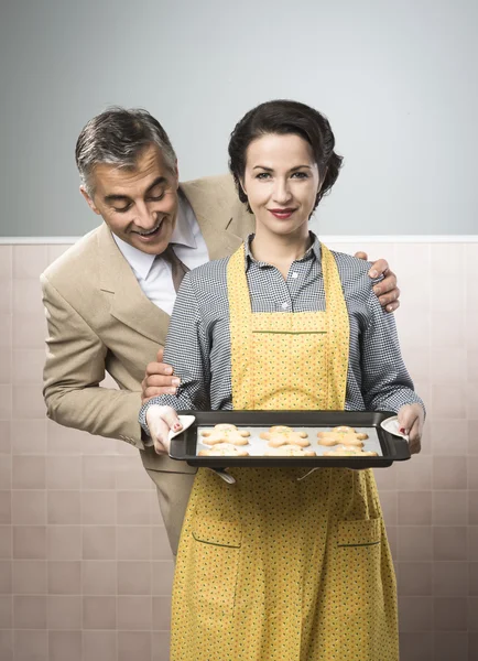 Mulher está servindo pão de gengibre caseiro — Fotografia de Stock