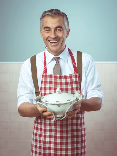 Hombre sonriente en delantal sirviendo la cena —  Fotos de Stock