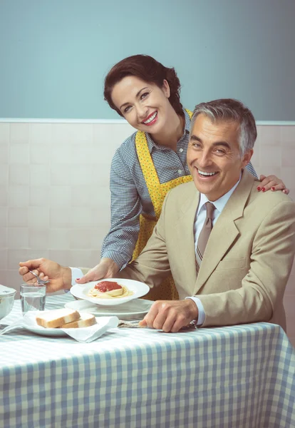 Donna che serve il pranzo al marito — Foto Stock