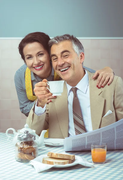 Woman serving tea to her husband — Stock Photo, Image