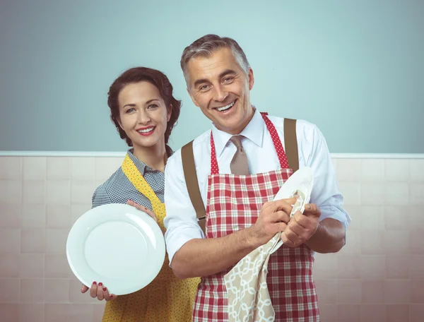 Casal de lavagem prato juntos — Fotografia de Stock