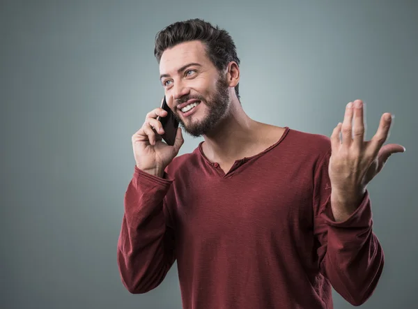 Mladý muž s telefonní hovor — Stock fotografie