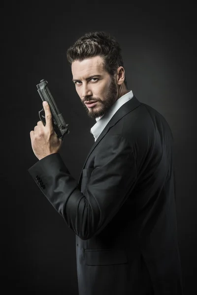 Silah ile kendine güvenen gizli ajan