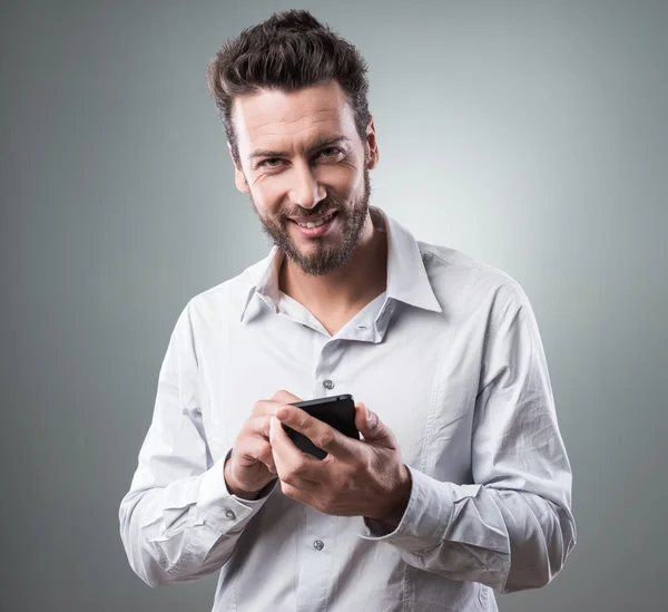 Lachende zakenman met smartphone — Stockfoto