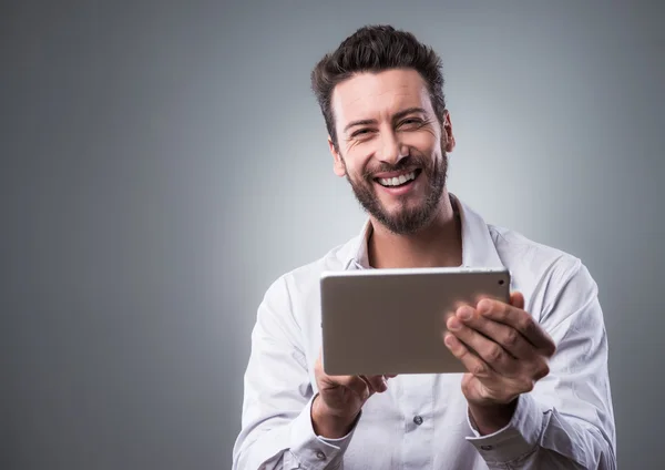 Sonriente hombre seguro con la tableta —  Fotos de Stock