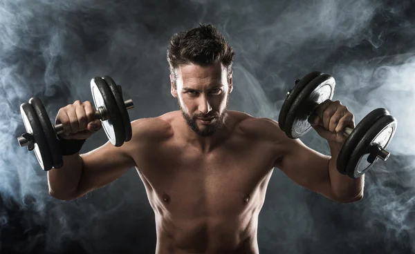 Mann beim Training und Heben von Gewichten — Stockfoto