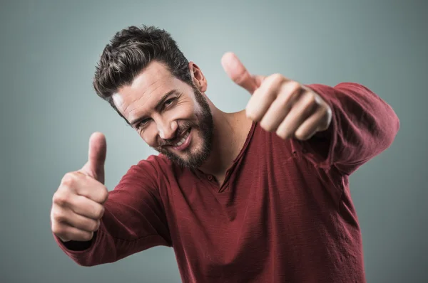 Cooler Typ drückt Daumen hoch — Stockfoto