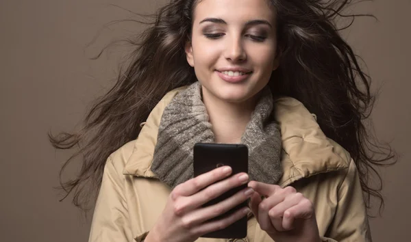 Mulher sorridente com telefone inteligente — Fotografia de Stock