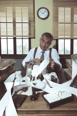 Hesap makinesi ile meşgul vintage muhasebeci