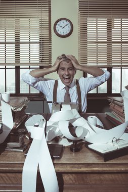 Umutsuz muhasebeci bağırarak