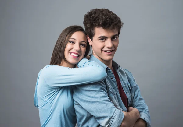 Feliz jovem casal posando — Fotografia de Stock