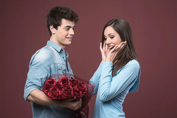 Sorrindo mulher recebendo presente de amor — Fotografia de Stock