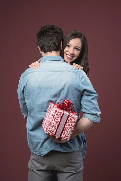 Frau erhält schönes Geschenk — Stockfoto