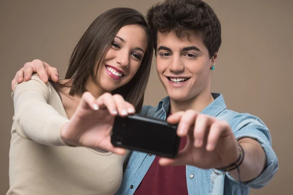 Junges Paar macht Selfies — Stockfoto