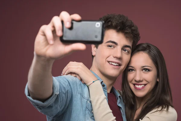 Jeune couple prenant selfies — Photo