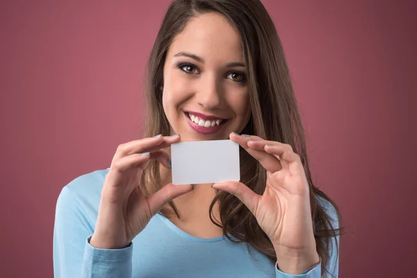 Jonge vrouw bedrijf visitekaartje — Stockfoto