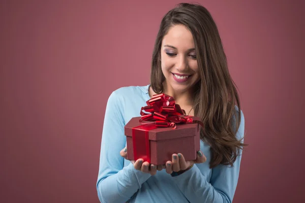 Mujer alegre con caja de regalo —  Fotos de Stock