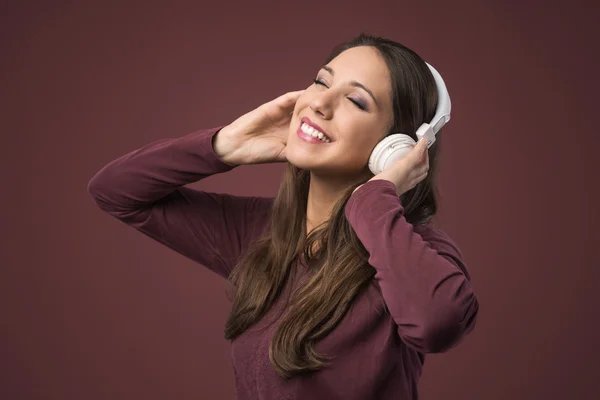 Ung kvinna med hörlurar — Stockfoto