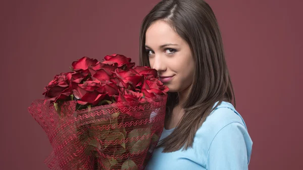 Kobieta trzyma bukiet róż — Zdjęcie stockowe