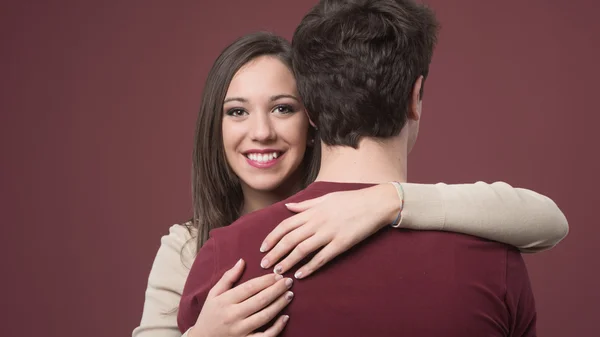 Kvinnan kramar sin pojkvän — Stockfoto