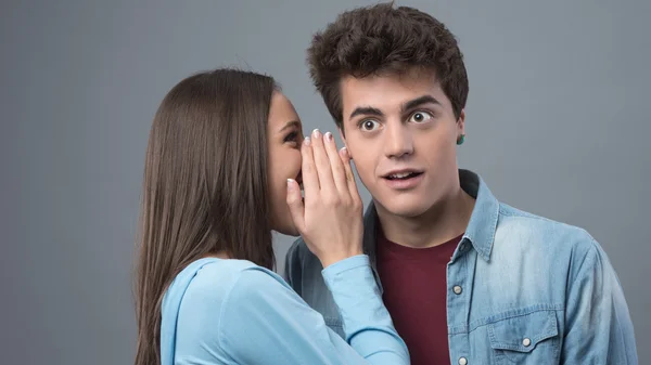 Menina dizendo segredos para amigo surpreso — Fotografia de Stock