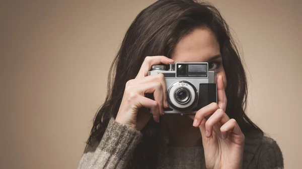 Donna con una vecchia fotocamera vintage — Foto Stock