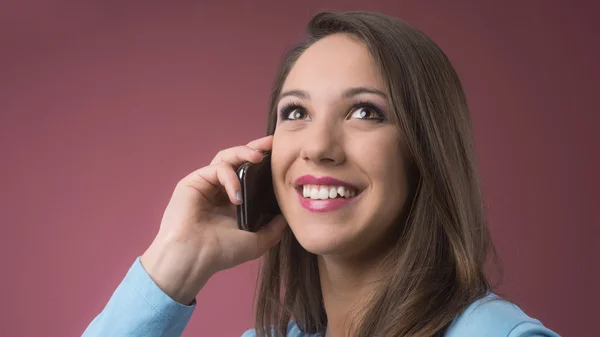 Leuk meisje op de telefoon — Stockfoto