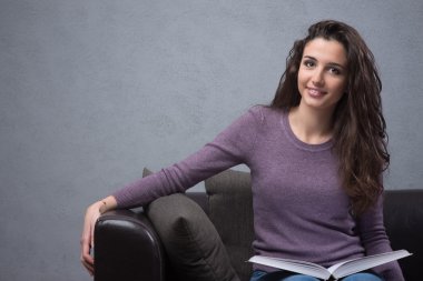 Kitap okuyan genç bir kadın.